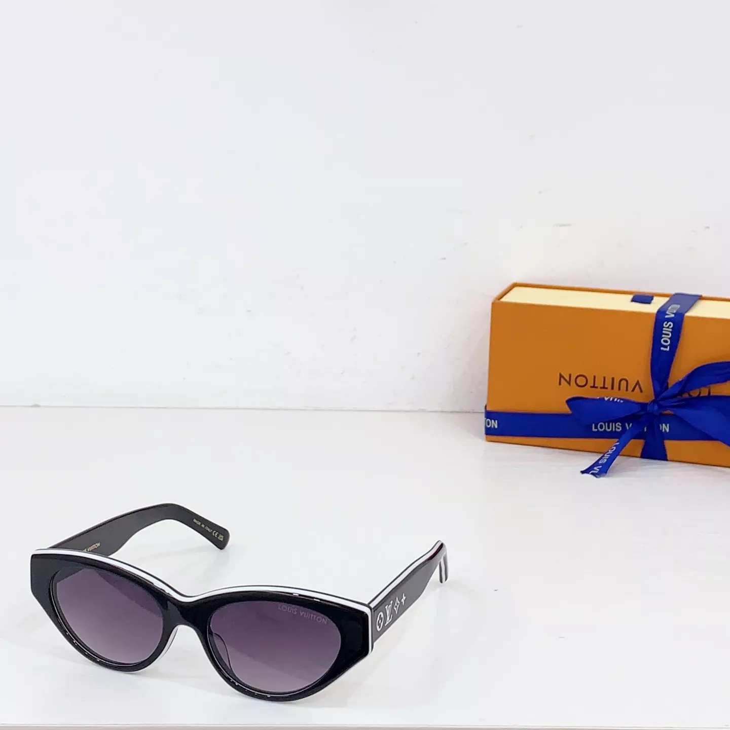Louis Vuitton AAA Quality Sunglasses WellDesigned 1098