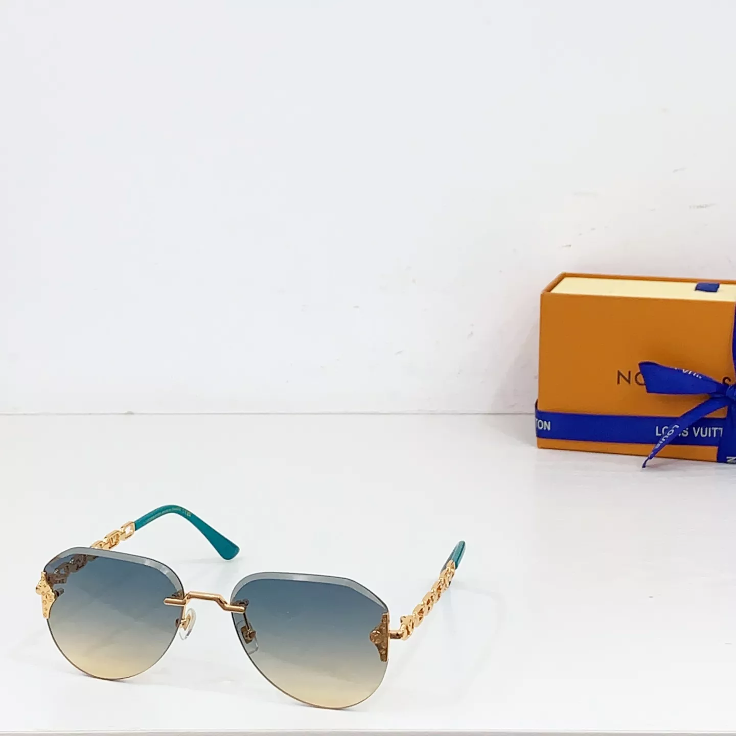 Louis Vuitton AAA Quality Sunglasses WellDesigned 4572