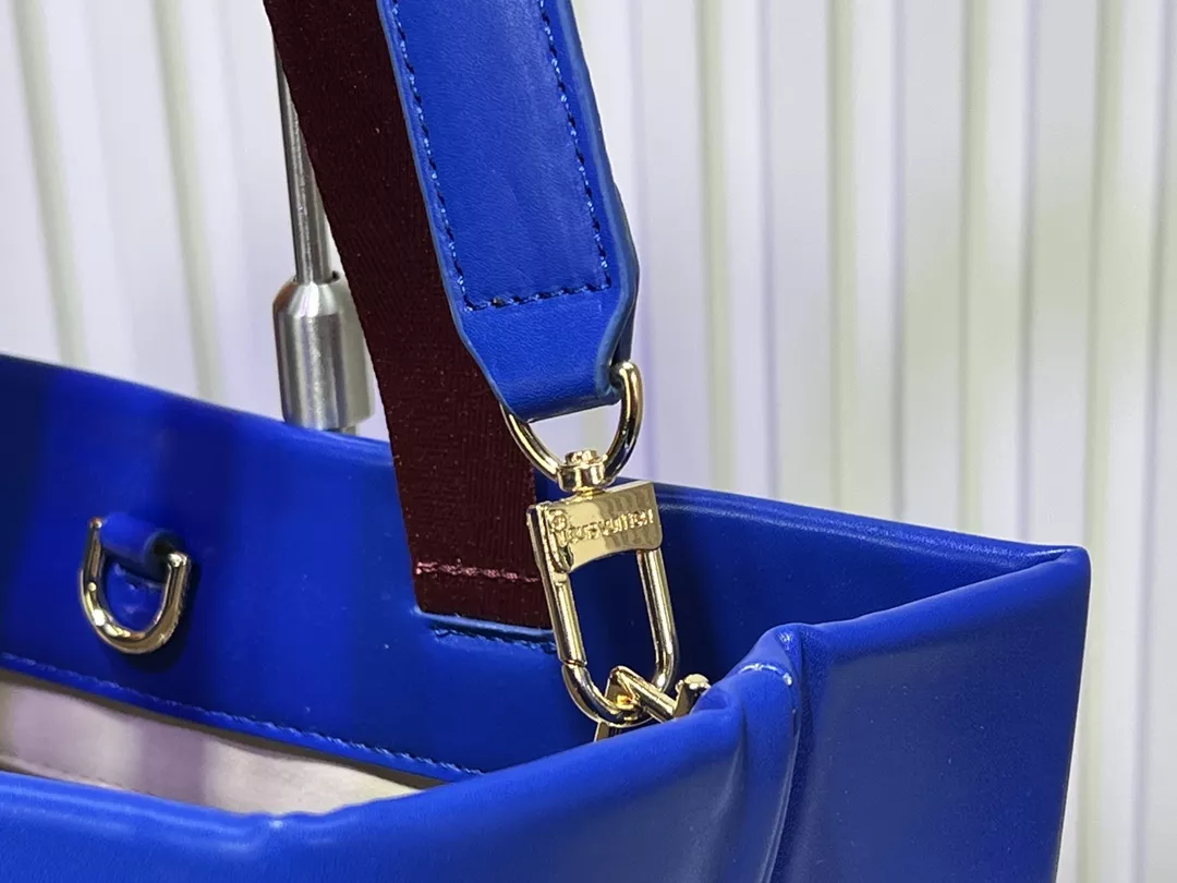 Louis Vuitton AAA Quality Tote-Handbags For Women Comfortable 3323