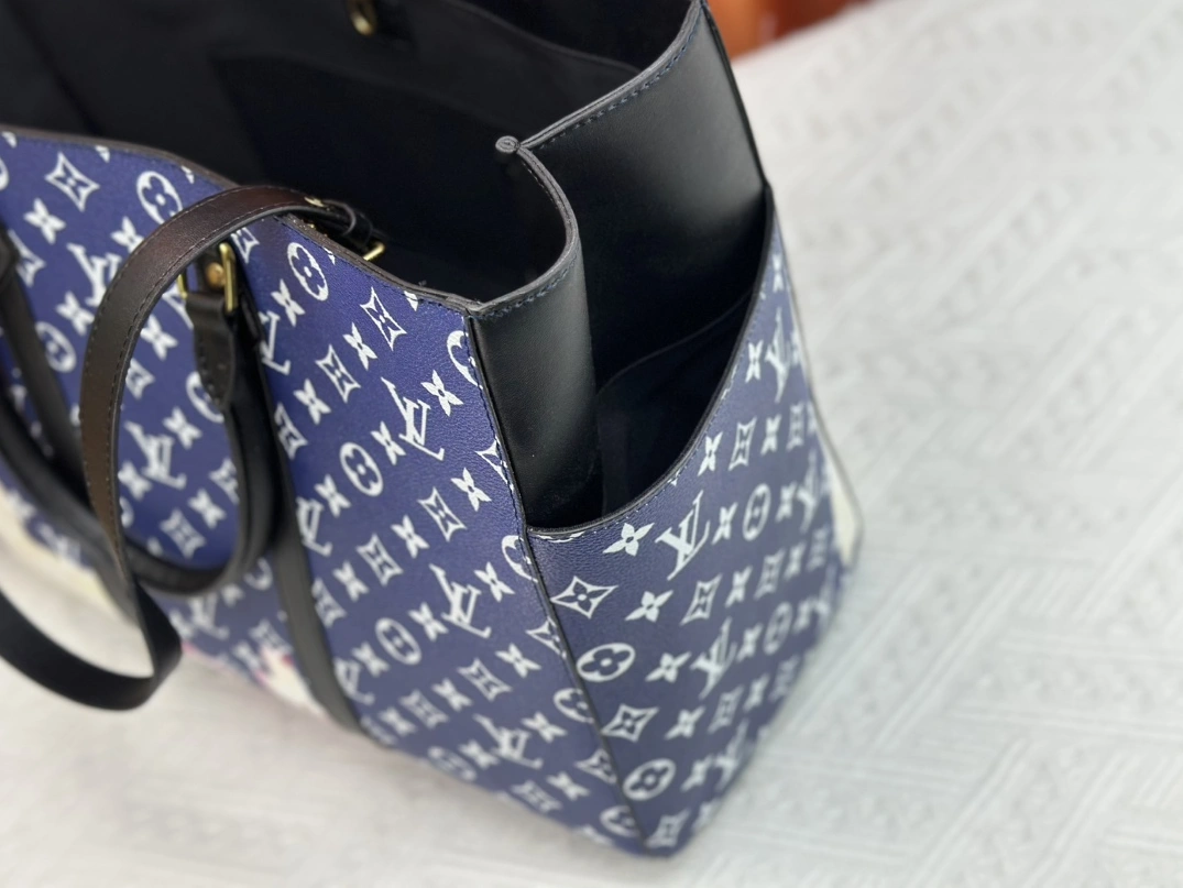 Louis Vuitton AAA Quality Tote-Handbags For Women Refined 948