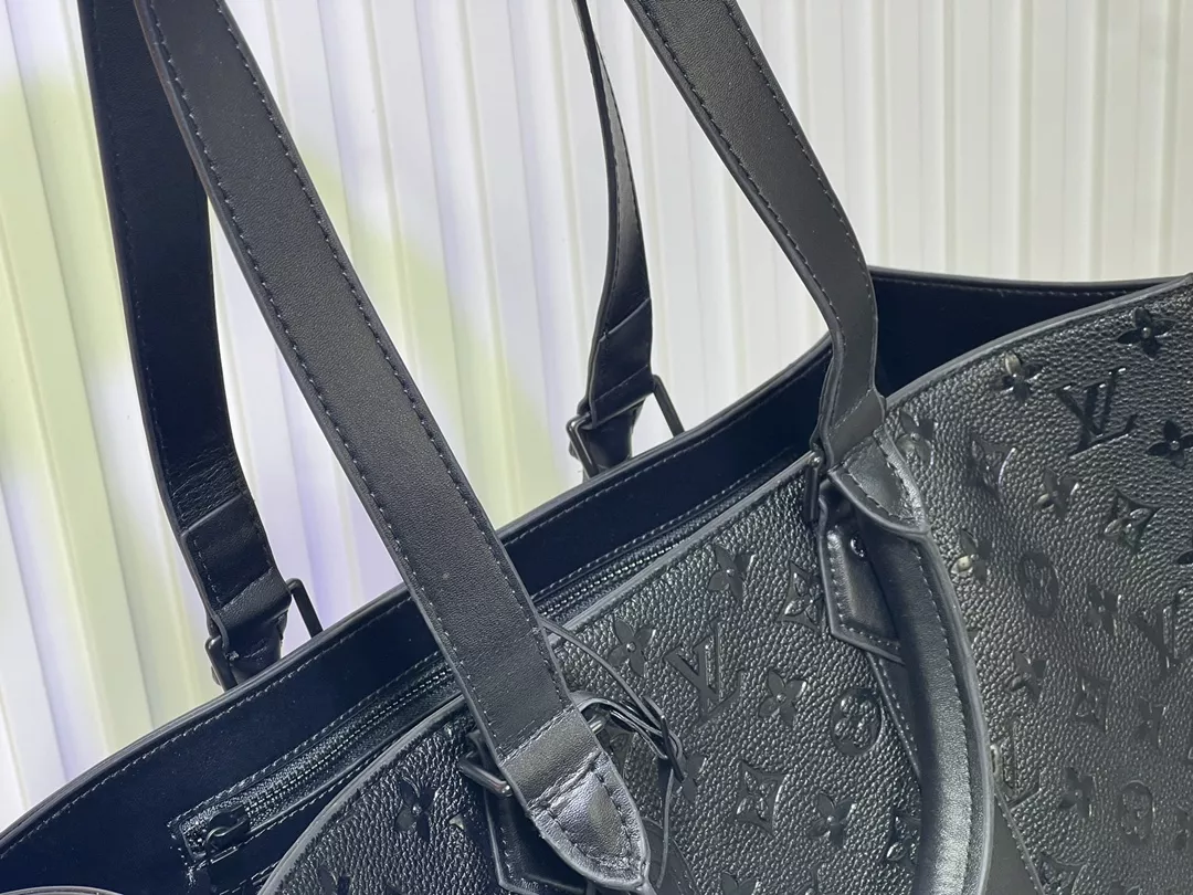 Louis Vuitton AAA Quality Tote-Handbags For Women Vibrant 8834