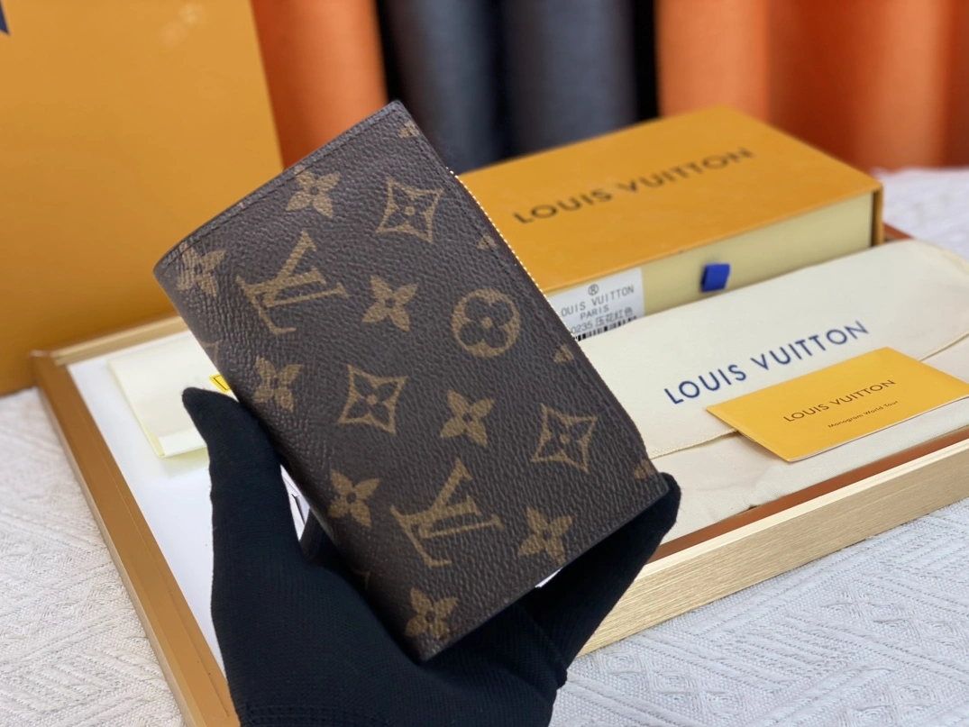Louis Vuitton AAA Quality Wallets Breathable 7062