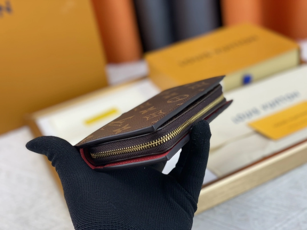 Louis Vuitton AAA Quality Wallets Breathable 7062