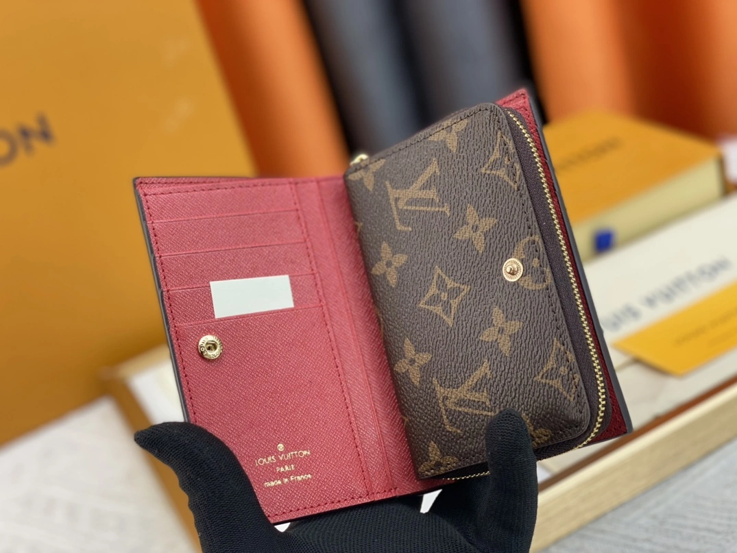 Louis Vuitton AAA Quality Wallets Breathable 7062