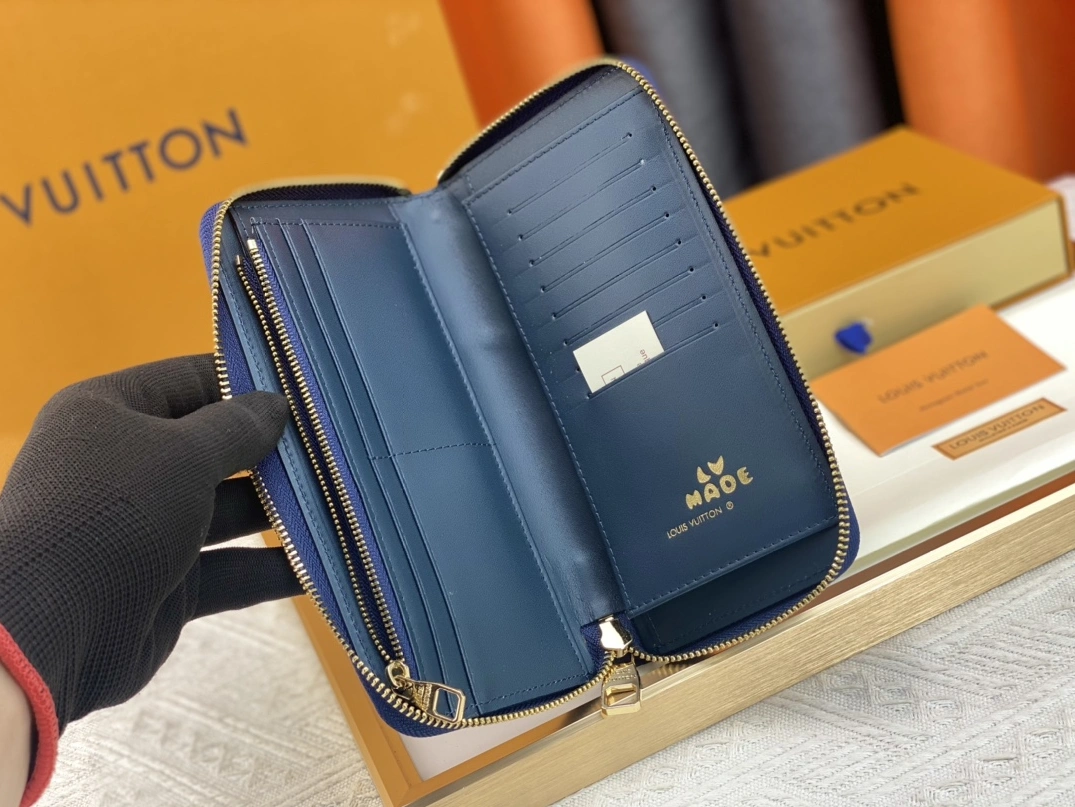 Louis Vuitton AAA Quality Wallets Compact 7911