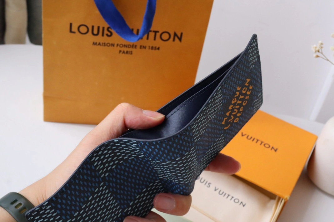Louis Vuitton AAA Quality Wallets DailyWear 5304
