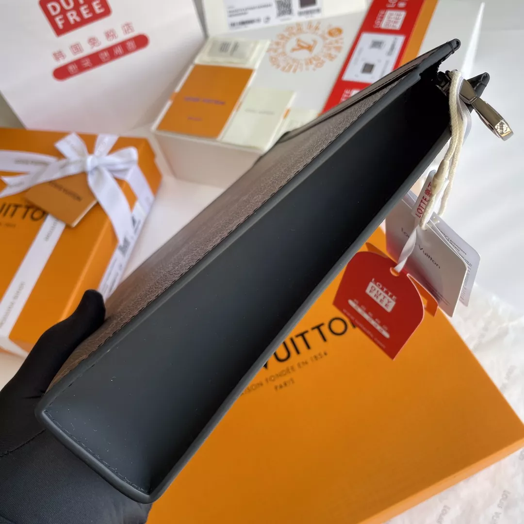 Louis Vuitton AAA Quality Wallets EyeCatching 9192