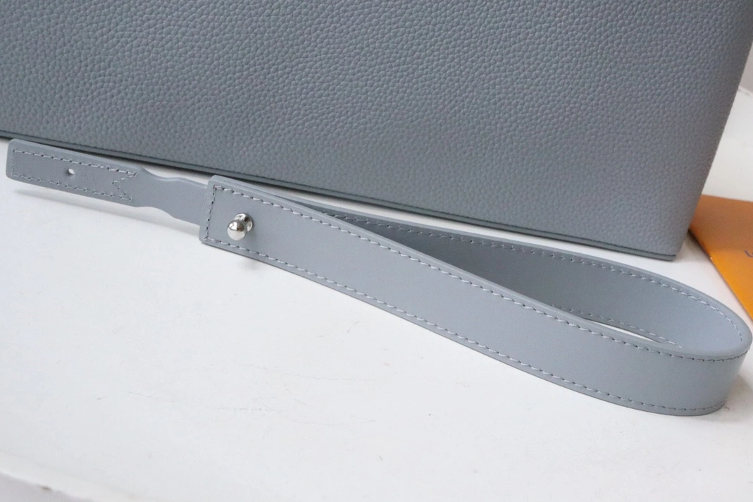 Louis Vuitton AAA Quality Wallets For Unisex SportInspired 4450
