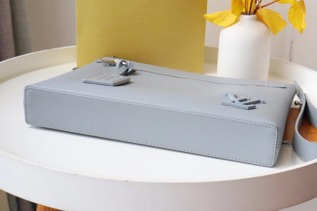 Louis Vuitton AAA Quality Wallets For Unisex SportInspired 4450