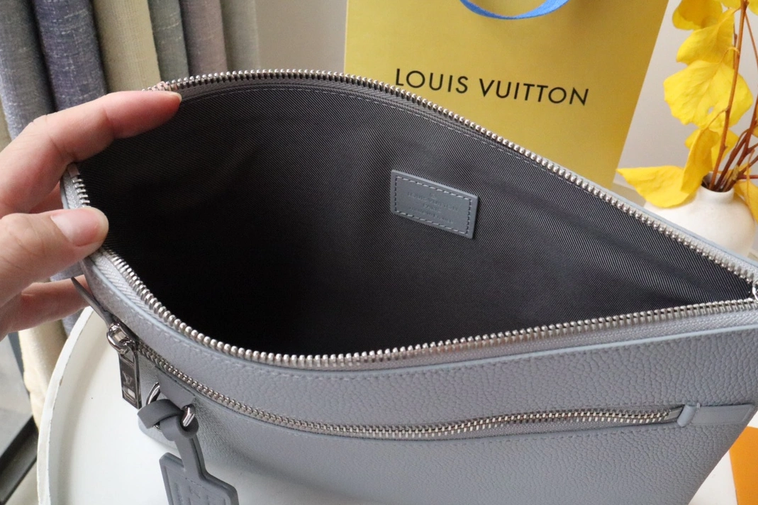 Louis Vuitton AAA Quality Wallets For Unisex SportInspired 4450