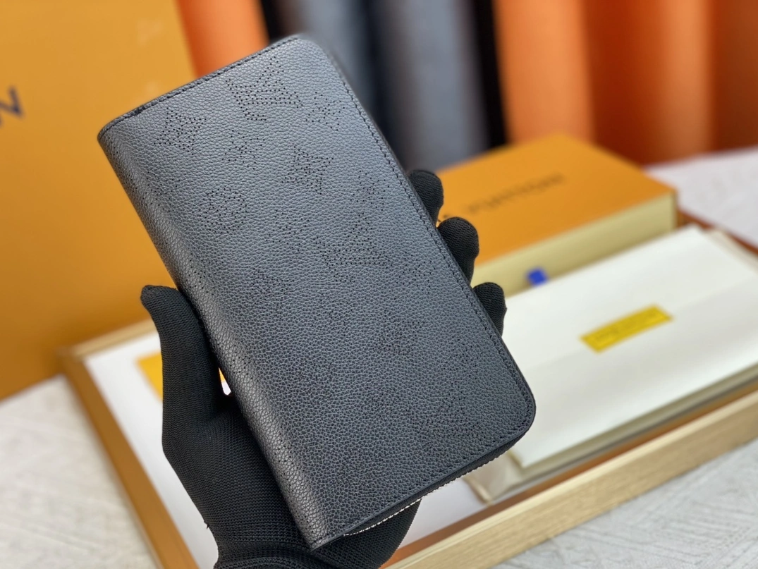Louis Vuitton AAA Quality Wallets For Women Elegant 5556