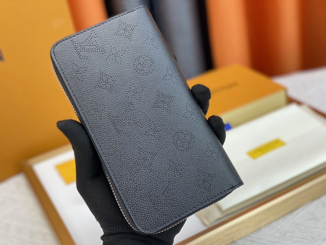 Louis Vuitton AAA Quality Wallets For Women Elegant 5556
