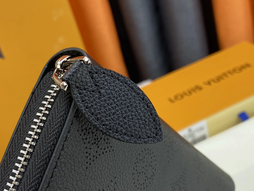 Louis Vuitton AAA Quality Wallets For Women Elegant 5556