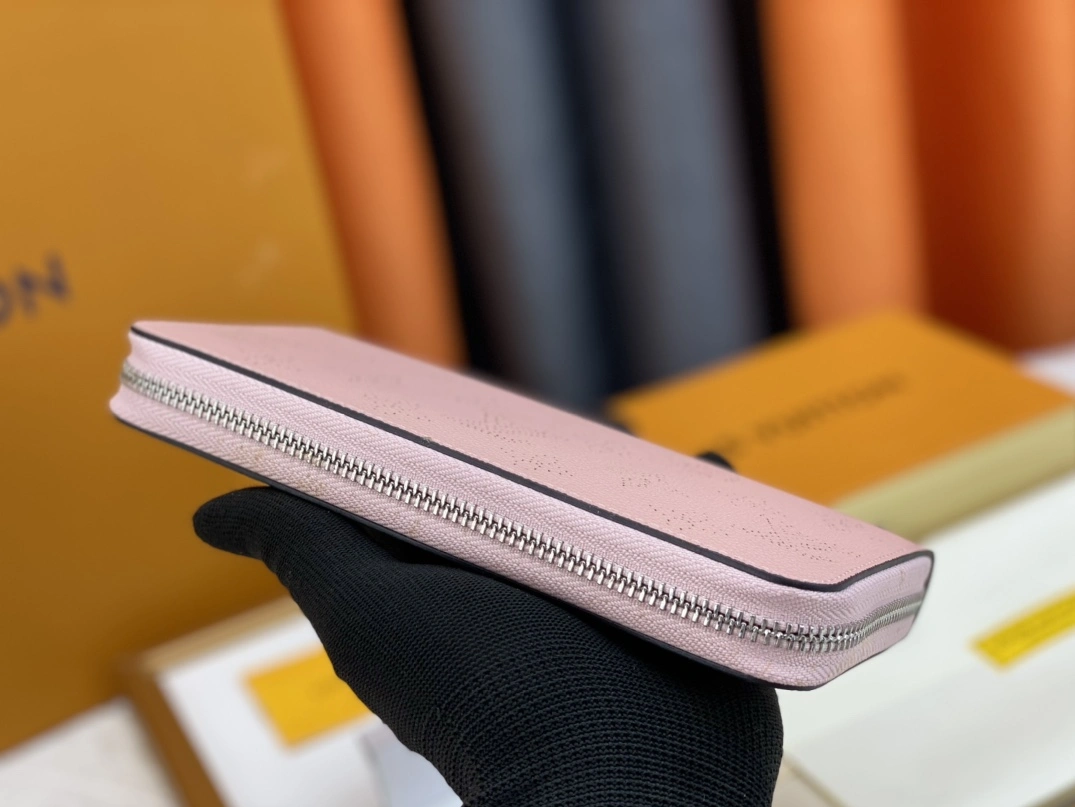 Louis Vuitton AAA Quality Wallets For Women GoAnywhere 8363