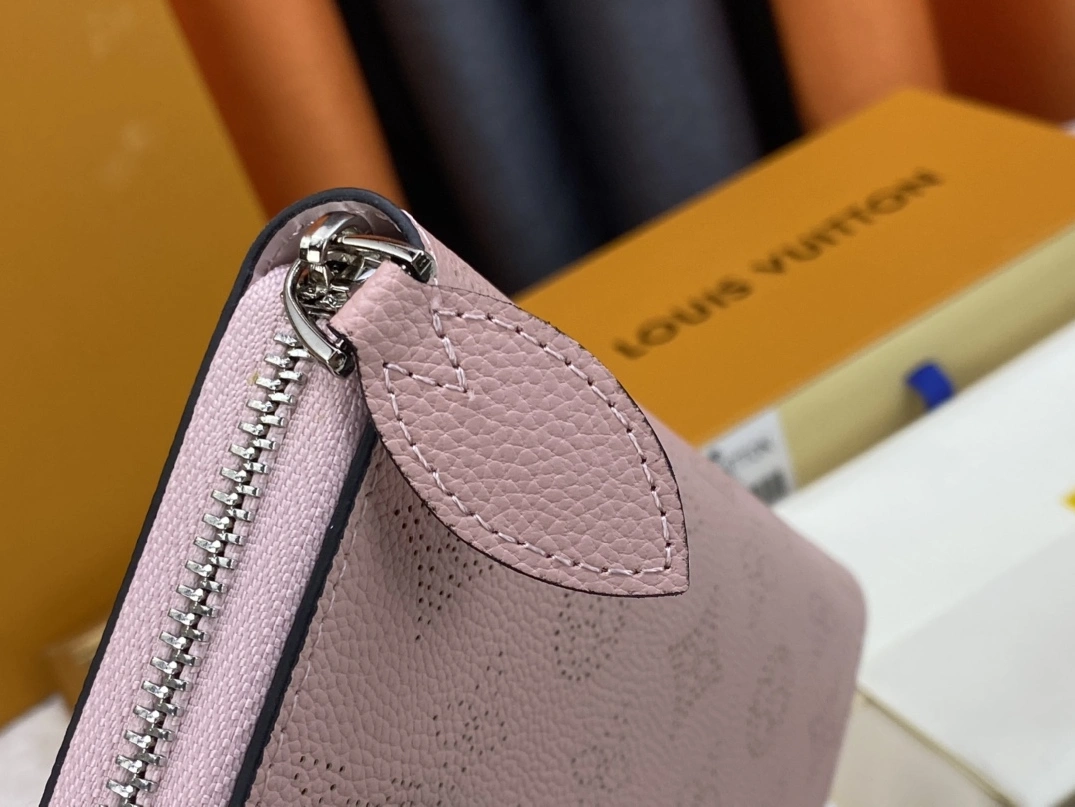 Louis Vuitton AAA Quality Wallets For Women GoAnywhere 8363