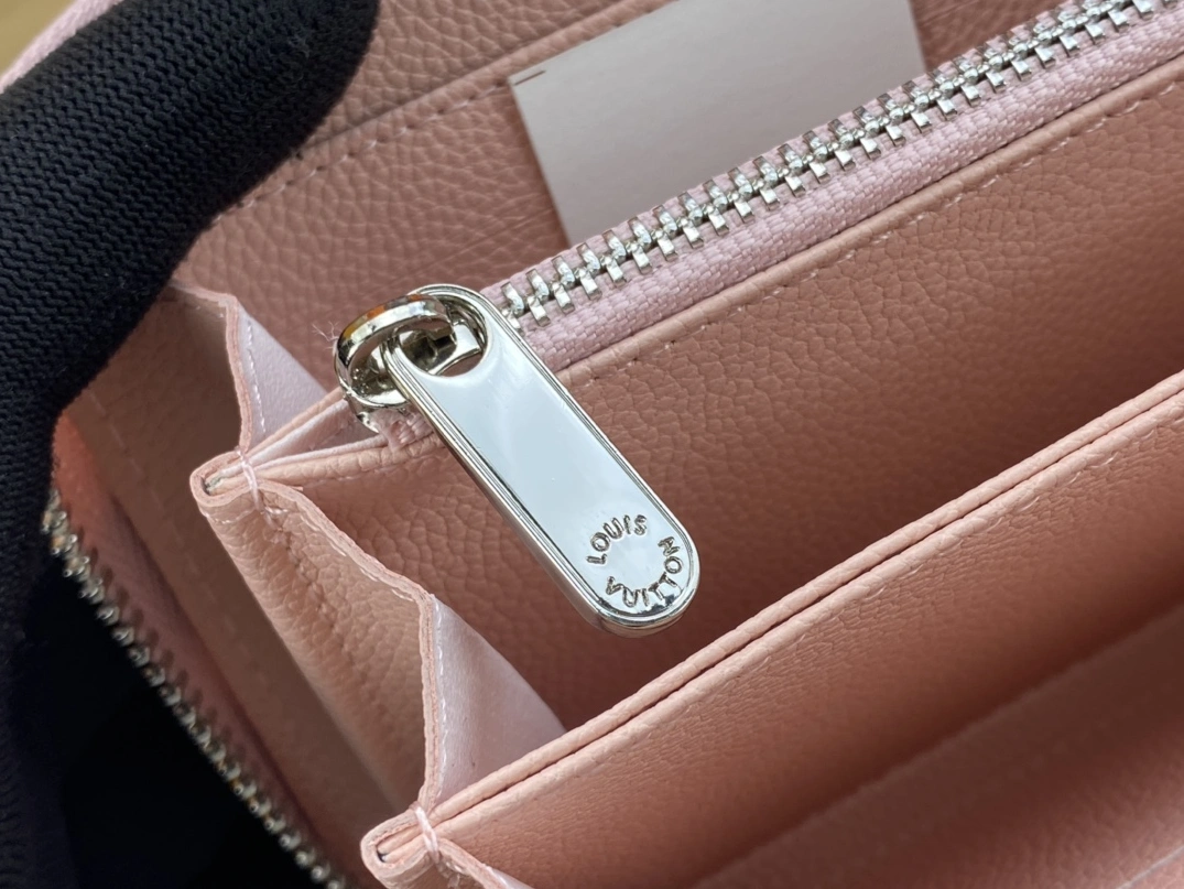 Louis Vuitton AAA Quality Wallets For Women GoAnywhere 8363