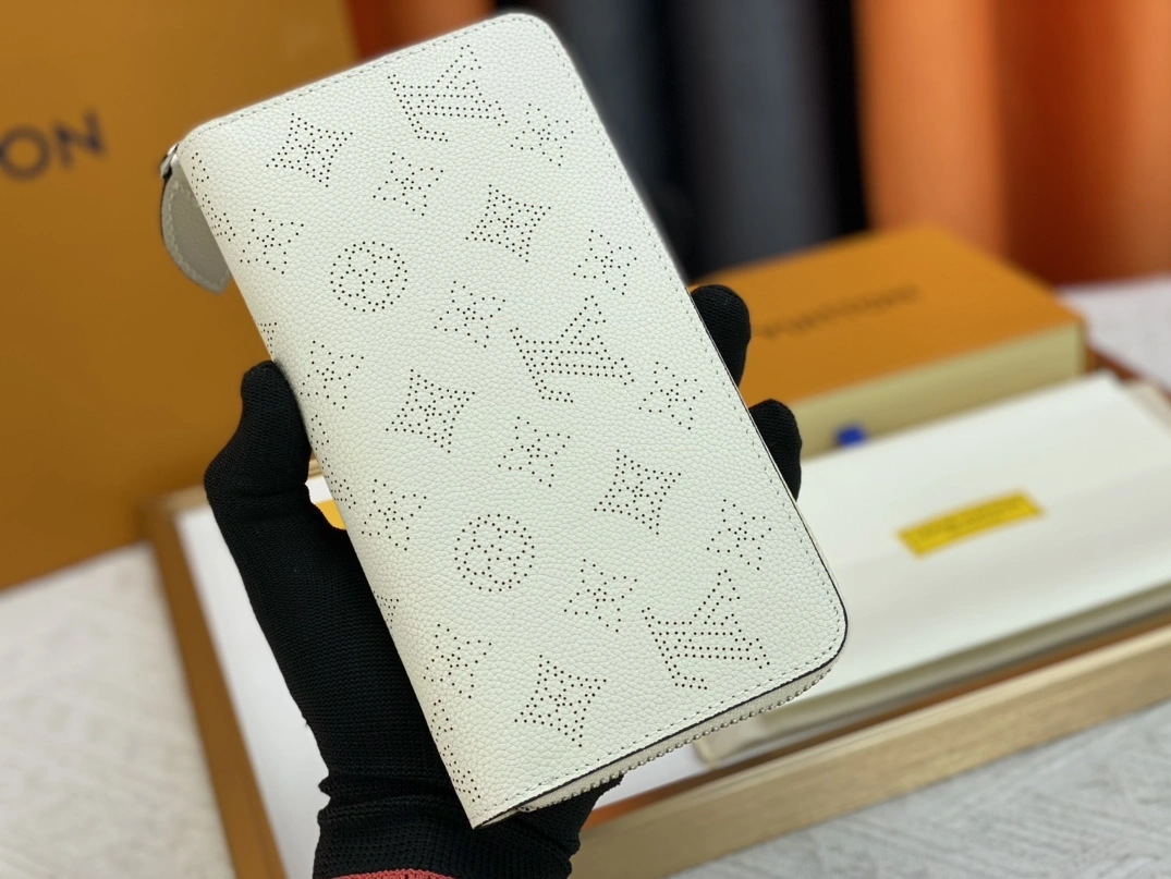 Louis Vuitton AAA Quality Wallets For Women Vibrant 236