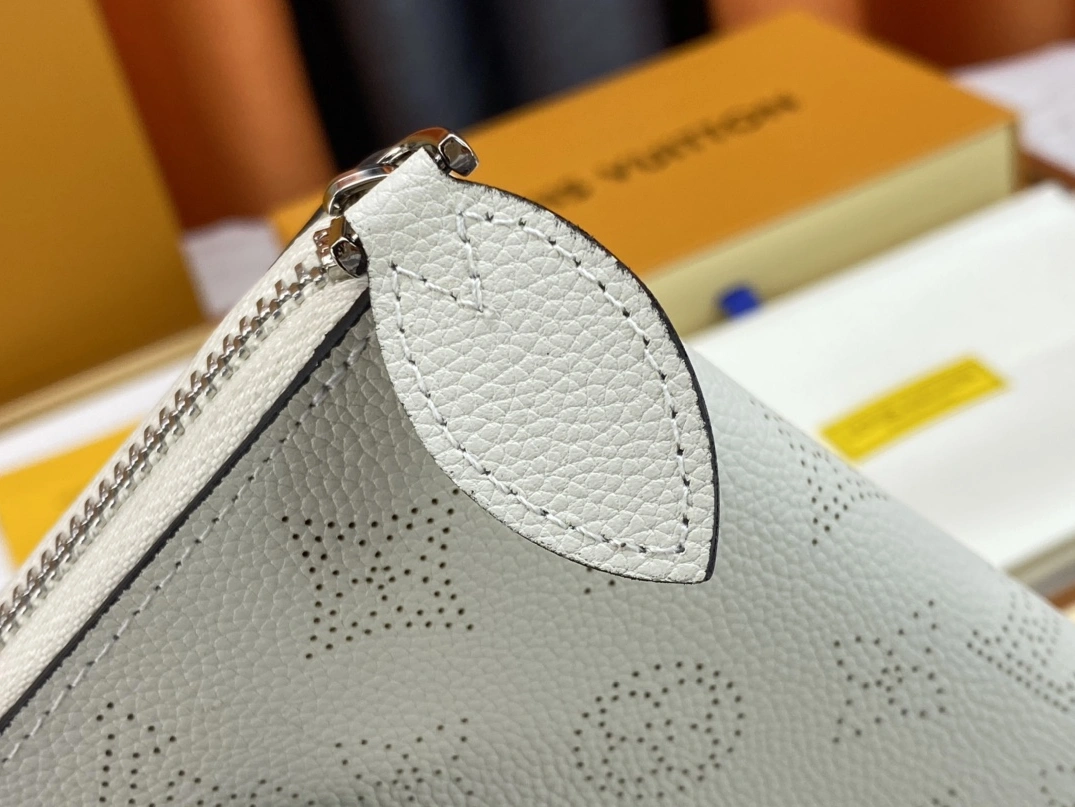 Louis Vuitton AAA Quality Wallets For Women Vibrant 236