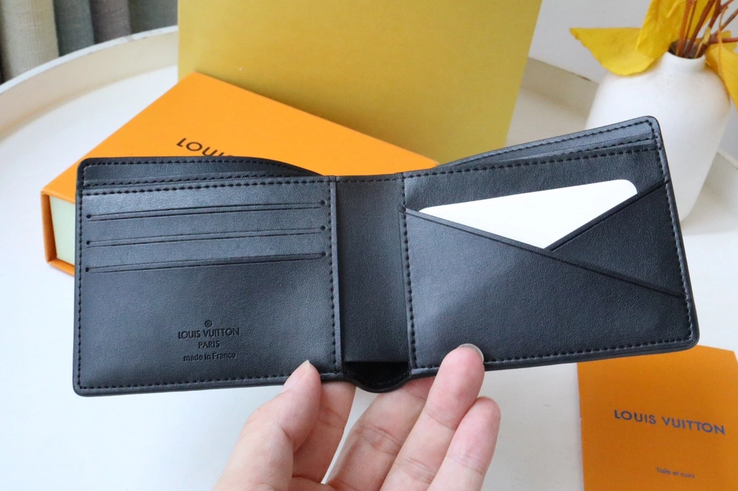 Louis Vuitton AAA Quality Wallets Modern 2004