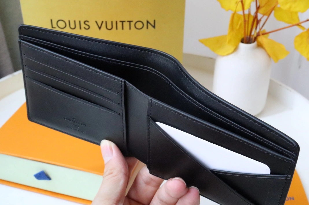 Louis Vuitton AAA Quality Wallets Modern 2004