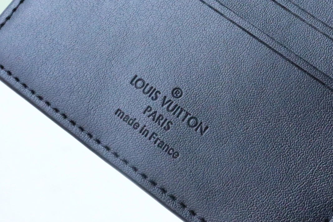 Louis Vuitton AAA Quality Wallets Modern 2004