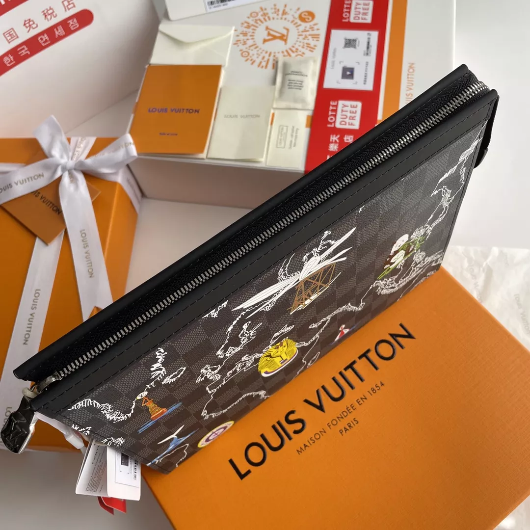 Louis Vuitton AAA Quality Wallets Practical 9321