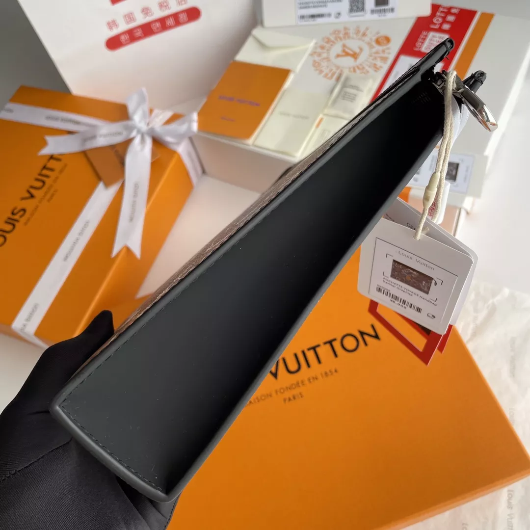 Louis Vuitton AAA Quality Wallets Practical 9321