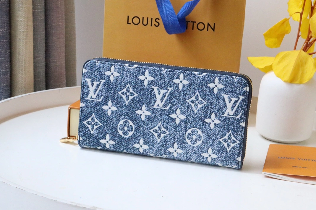 Louis Vuitton AAA Quality Wallets Refined 9487