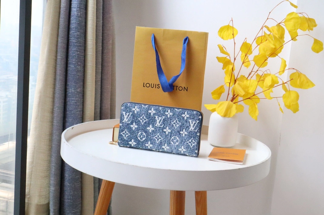 Louis Vuitton AAA Quality Wallets Refined 9487