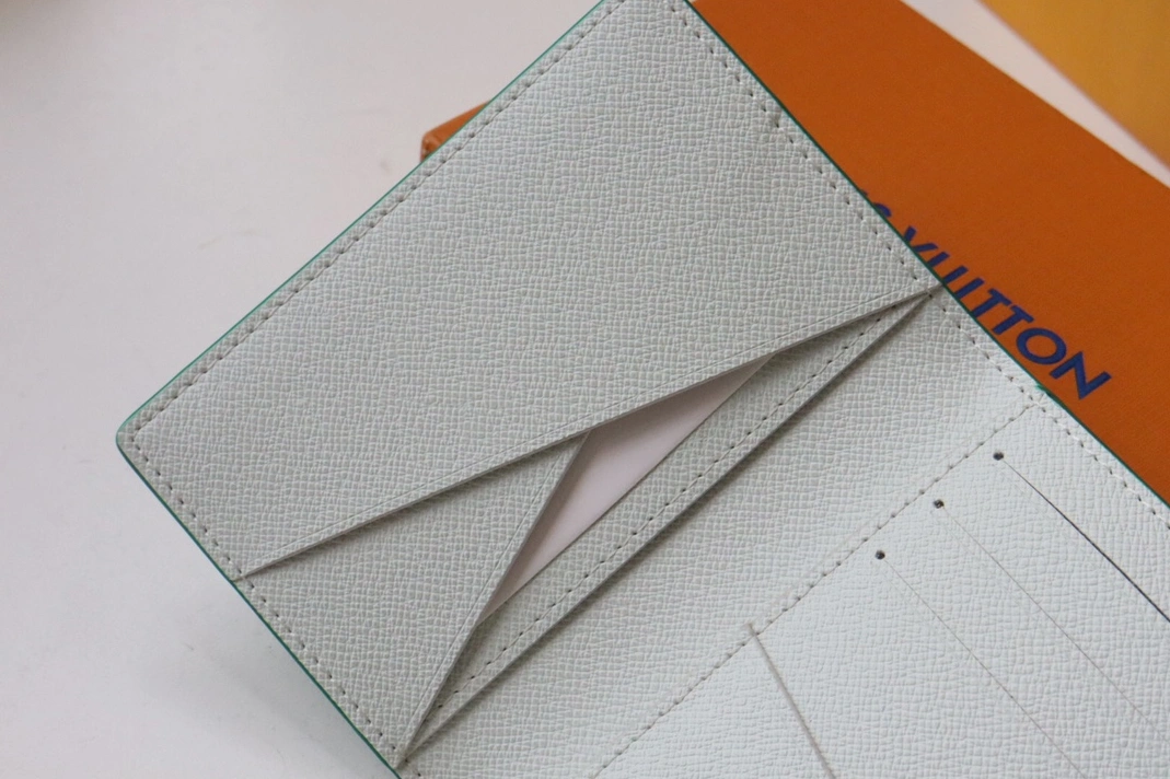 Louis Vuitton AAA Quality Wallets Sleek 232