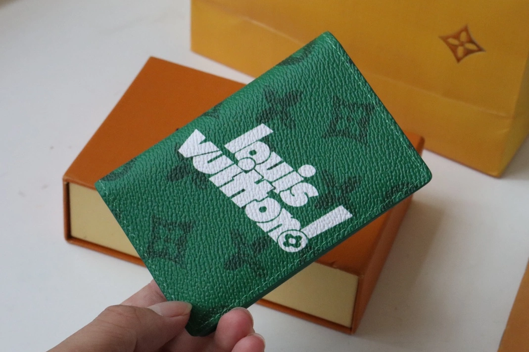 Louis Vuitton AAA Quality Wallets Sleek 232