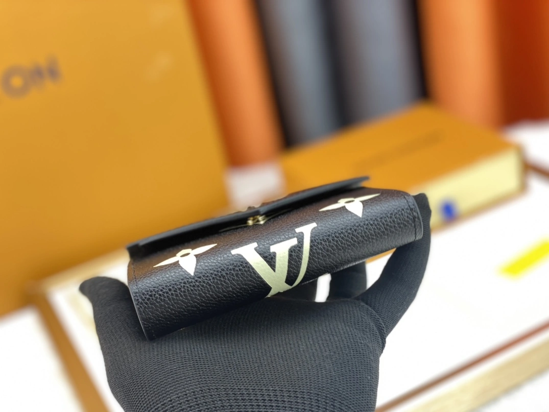 Louis Vuitton AAA Quality Wallets Unique 1364