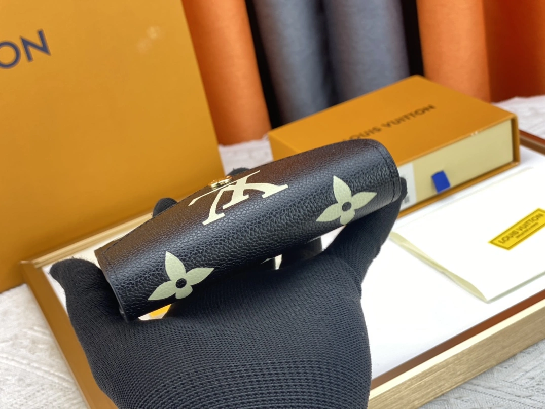 Louis Vuitton AAA Quality Wallets Unique 1364