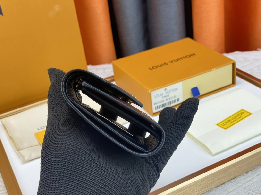 Louis Vuitton AAA Quality Wallets Unique 1364