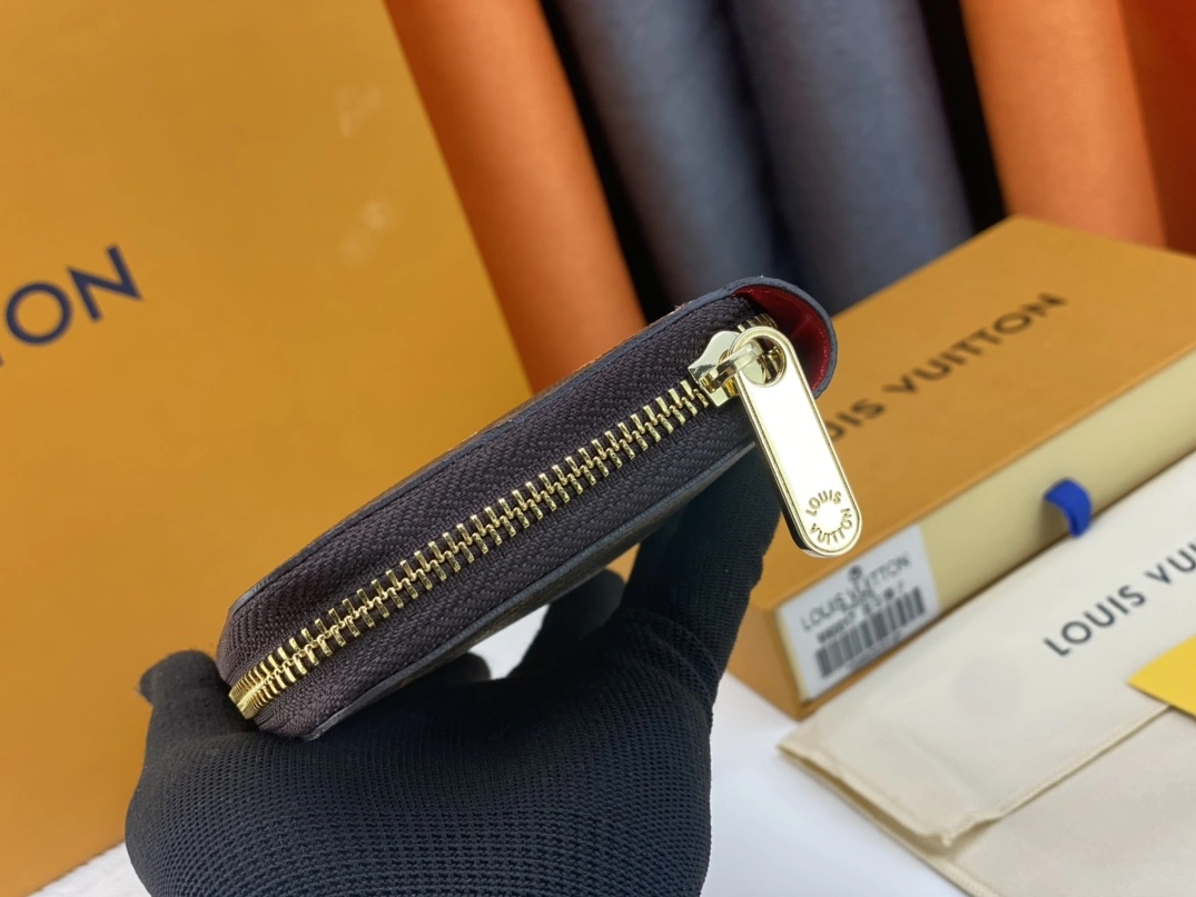 Louis Vuitton AAA Quality Wallets Versatile 8091