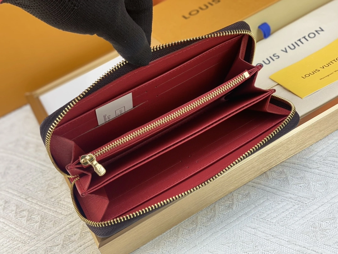 Louis Vuitton AAA Quality Wallets Versatile 8091