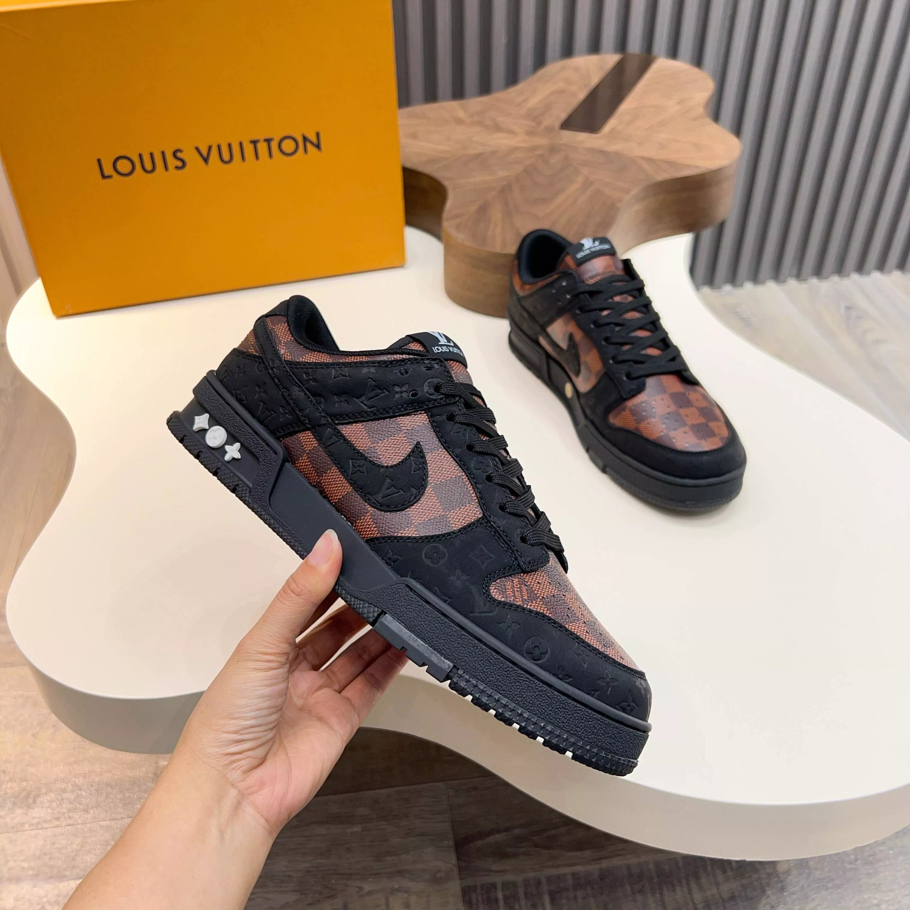 Louis Vuitton Casual Shoes For Men Fashionable 949