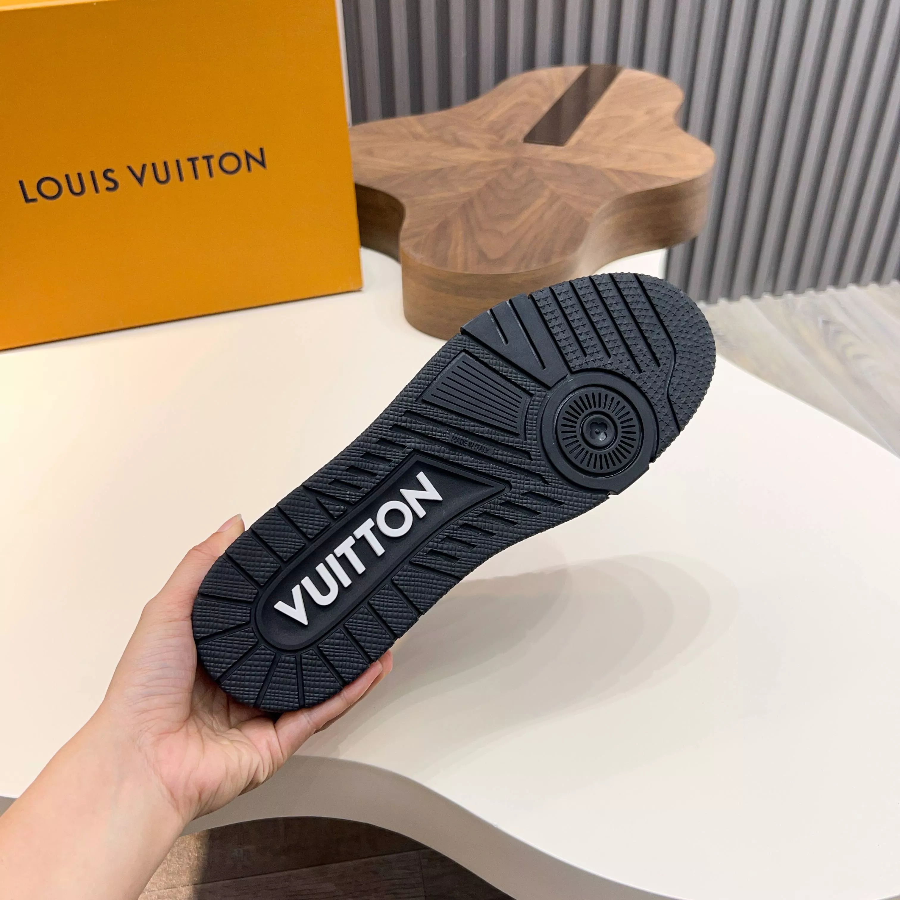 Louis Vuitton Casual Shoes For Men Fashionable 949