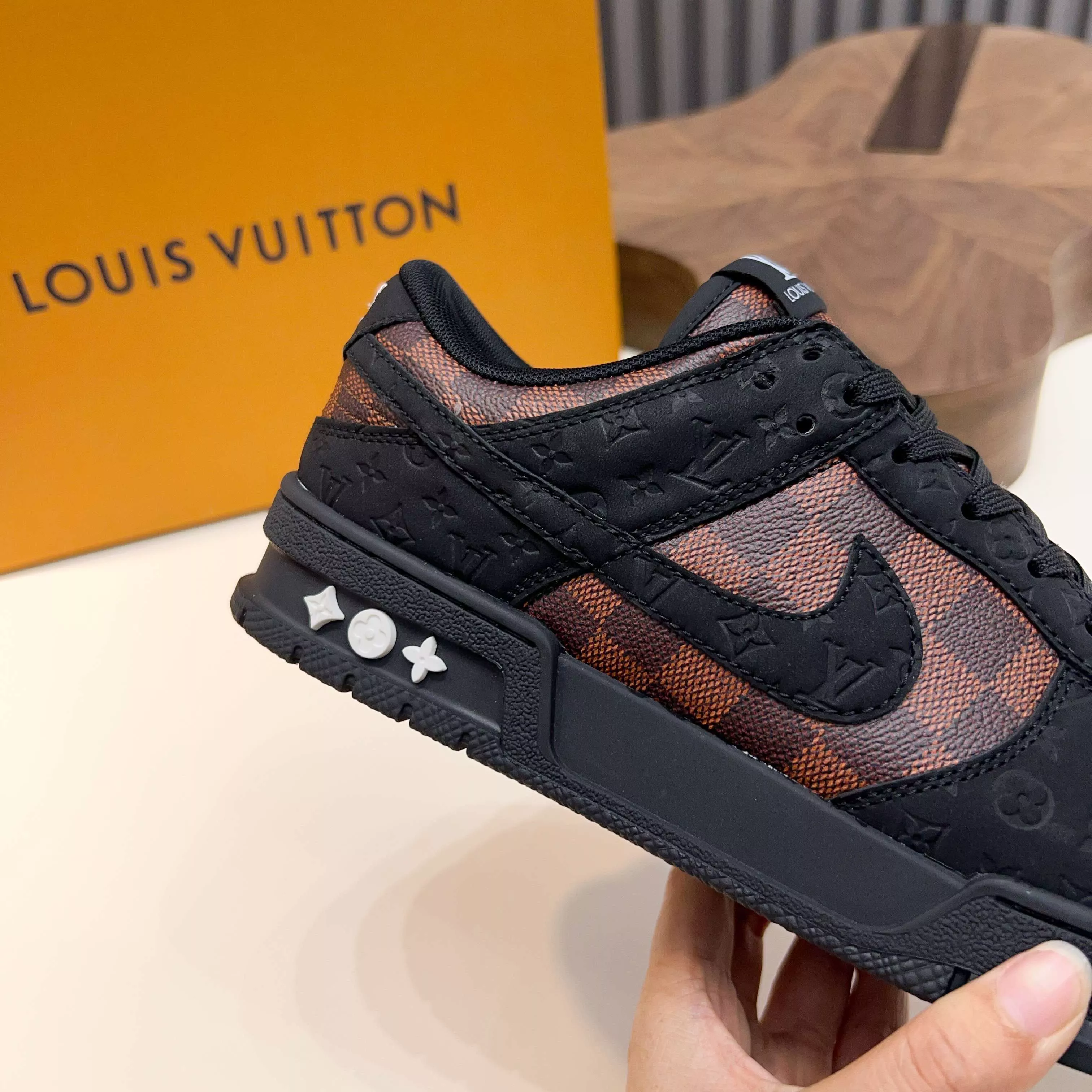 Louis Vuitton Casual Shoes For Men Fashionable 949
