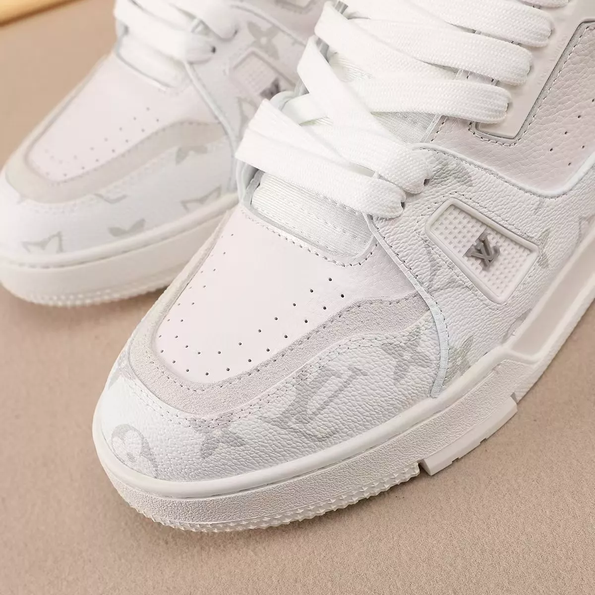 Louis Vuitton Casual Shoes For Men Fashionable 9931