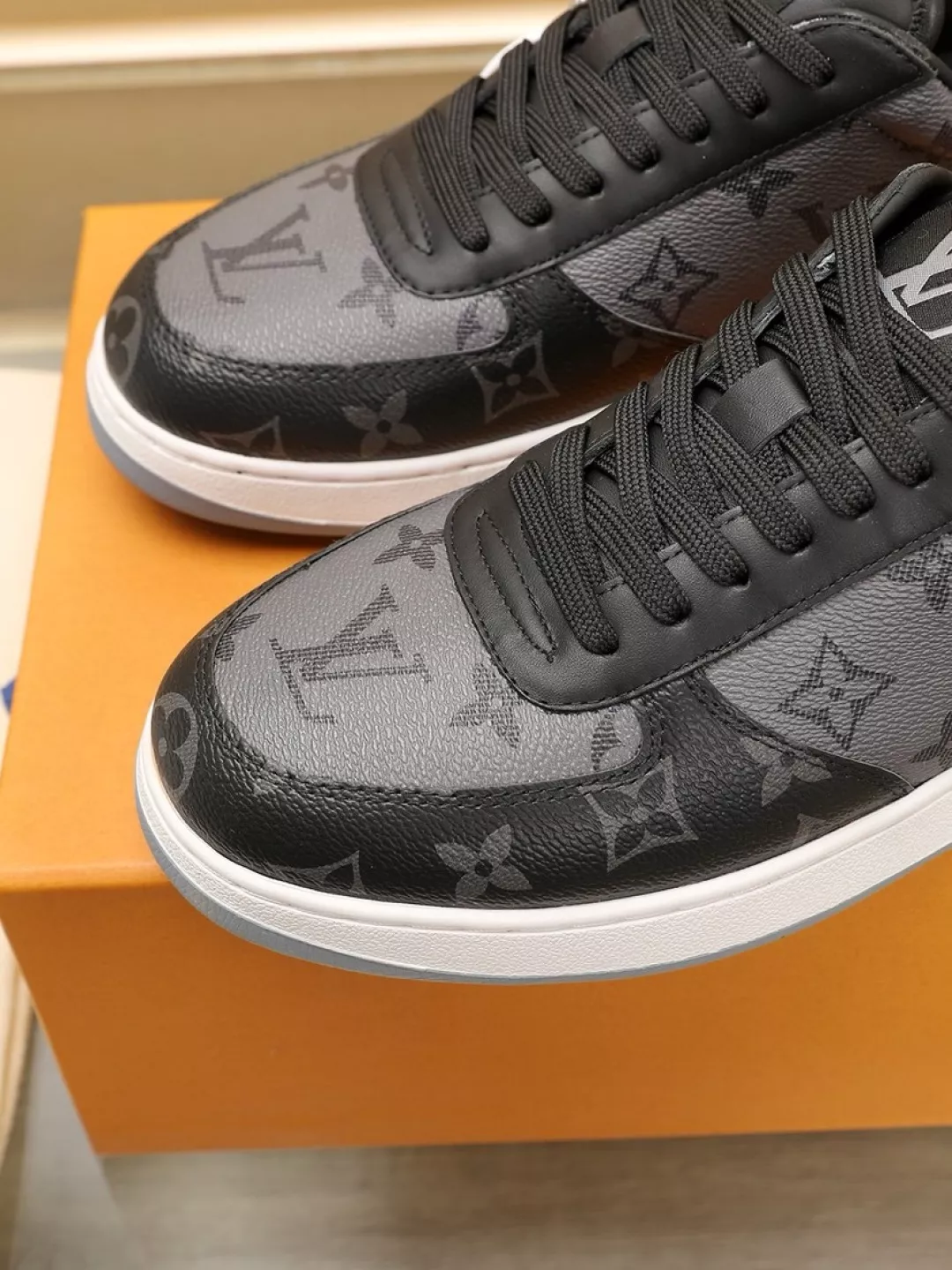 Louis Vuitton Casual Shoes For Men Sophisticated 4114