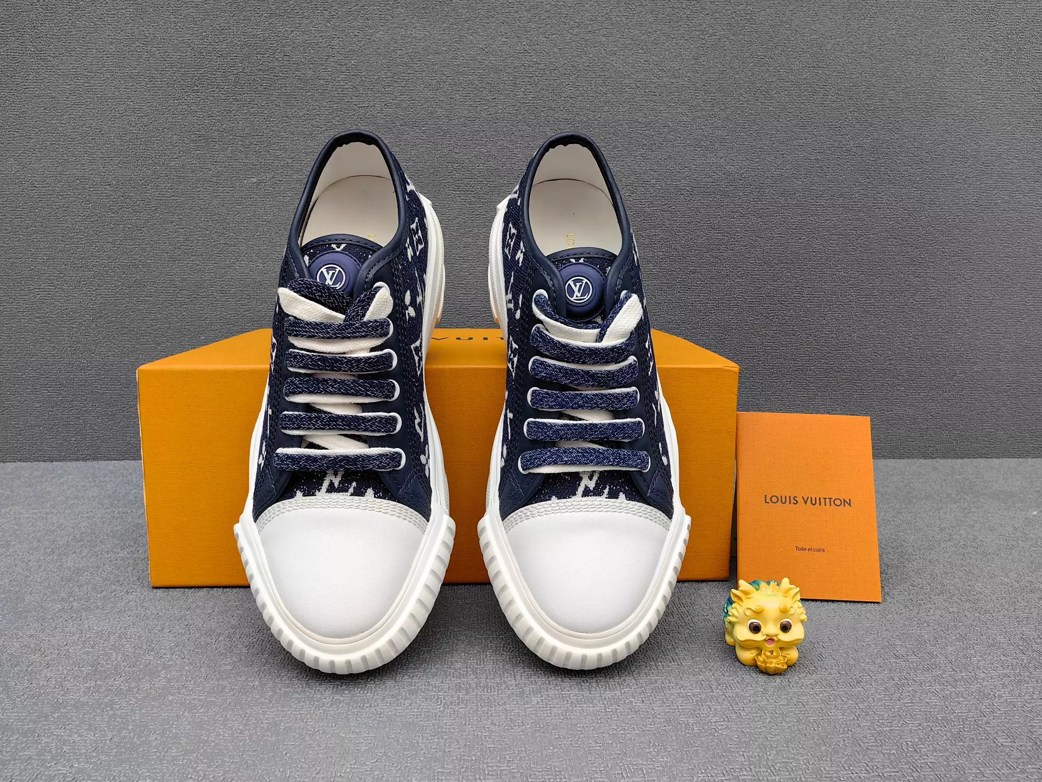 Louis Vuitton Casual Shoes For Men Versatile 4199