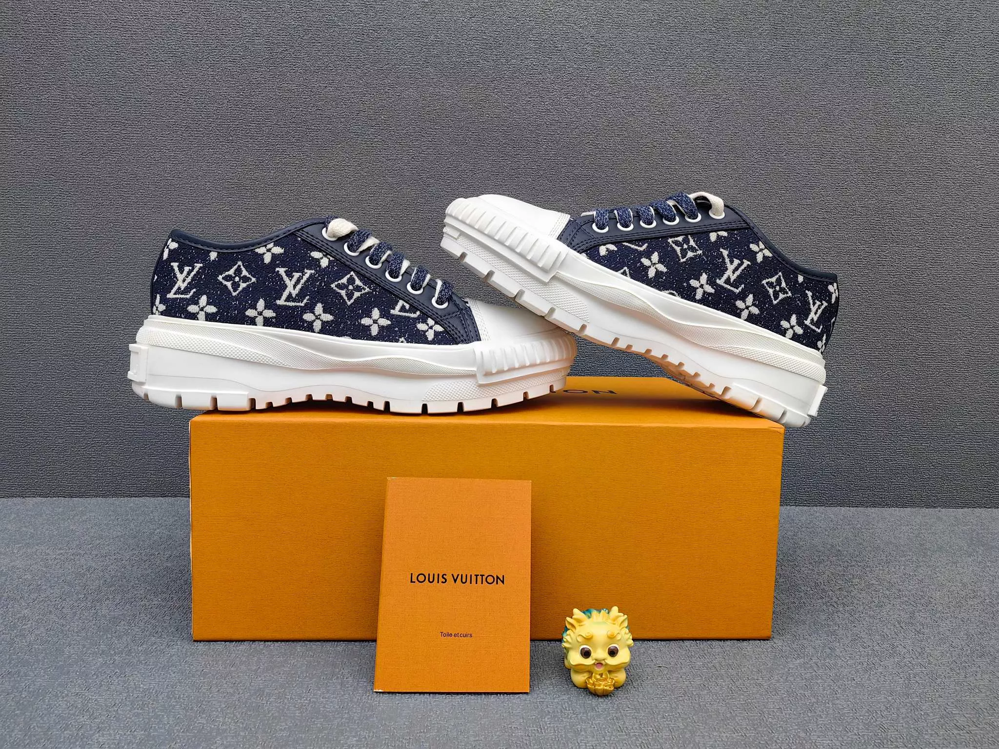 Louis Vuitton Casual Shoes For Men Versatile 4199