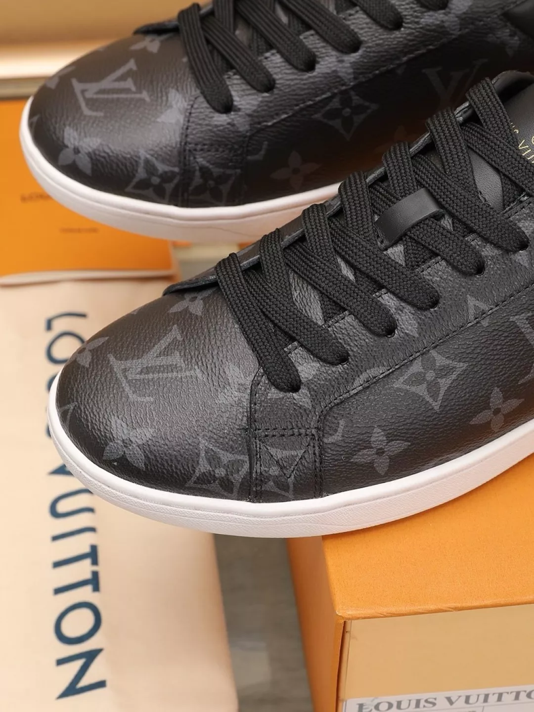 Louis Vuitton Casual Shoes For Men WellDesigned 8878