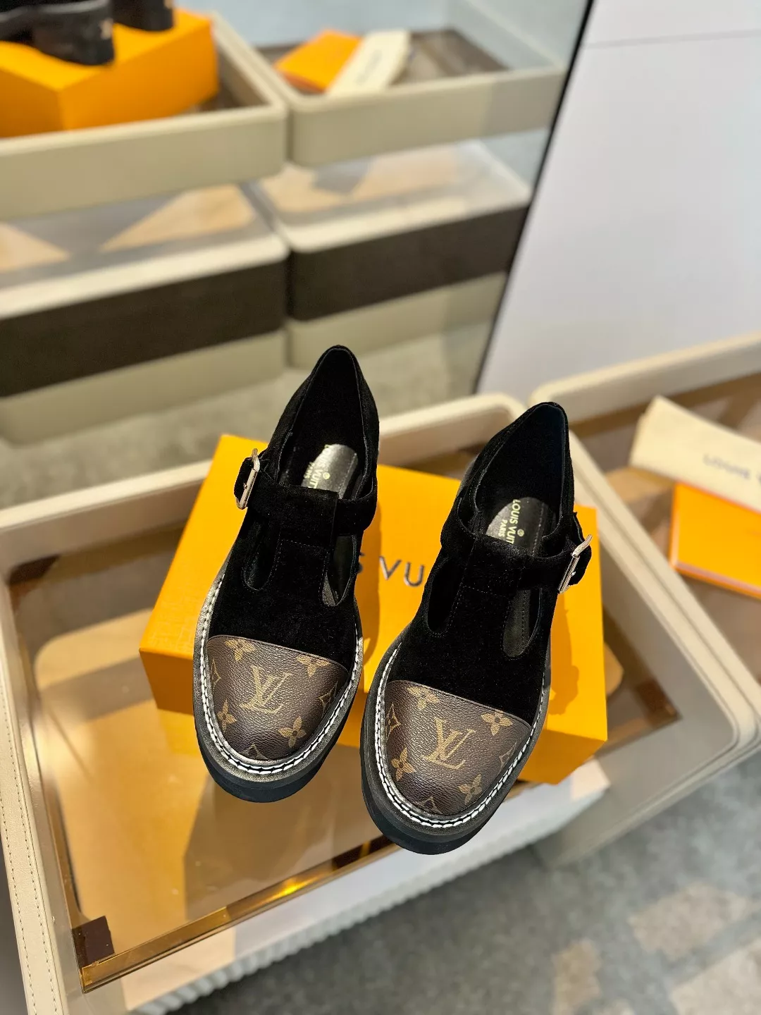 Louis Vuitton Casual Shoes For Women Practical 7132