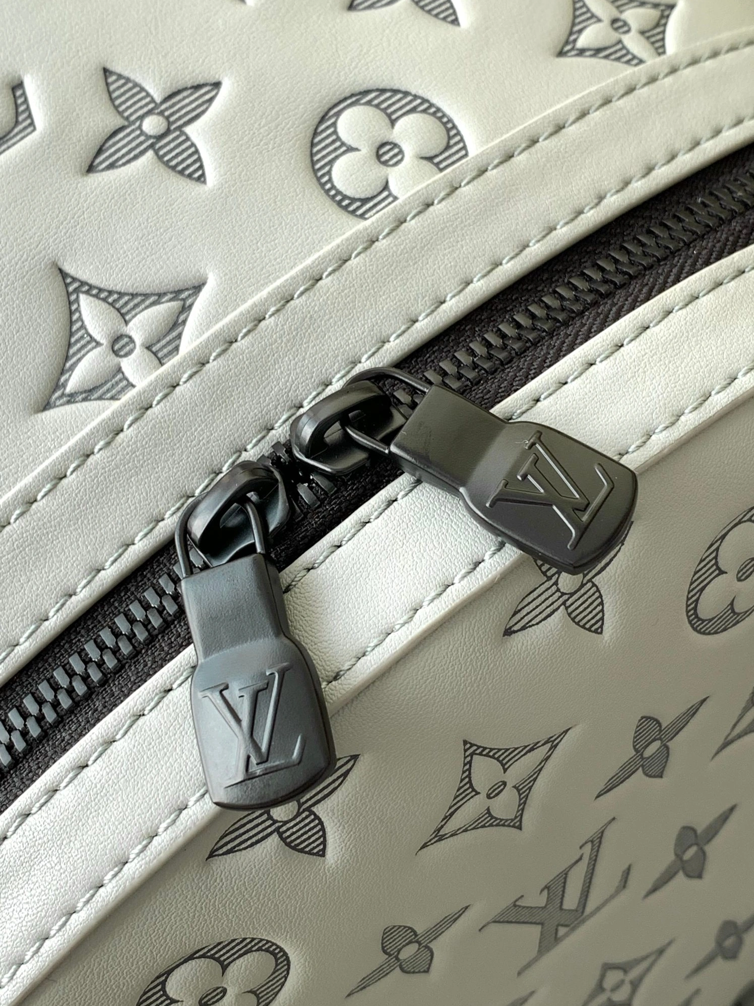 Louis Vuitton LV AAA Man Backpacks Bright 8742