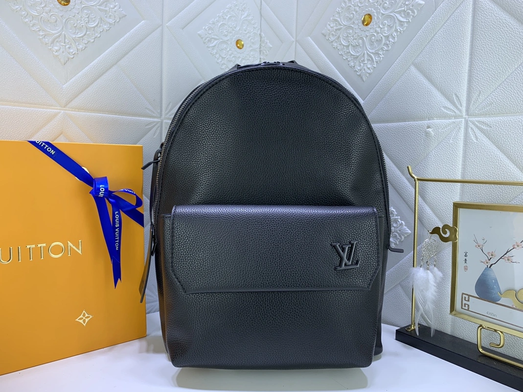 Louis Vuitton LV AAA Man Backpacks Classic 7602