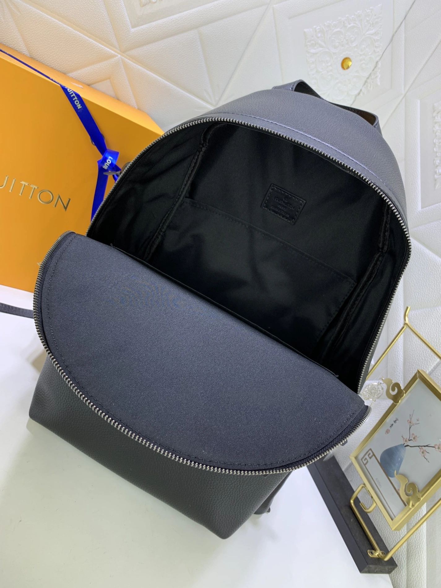 Louis Vuitton LV AAA Man Backpacks Classic 7602