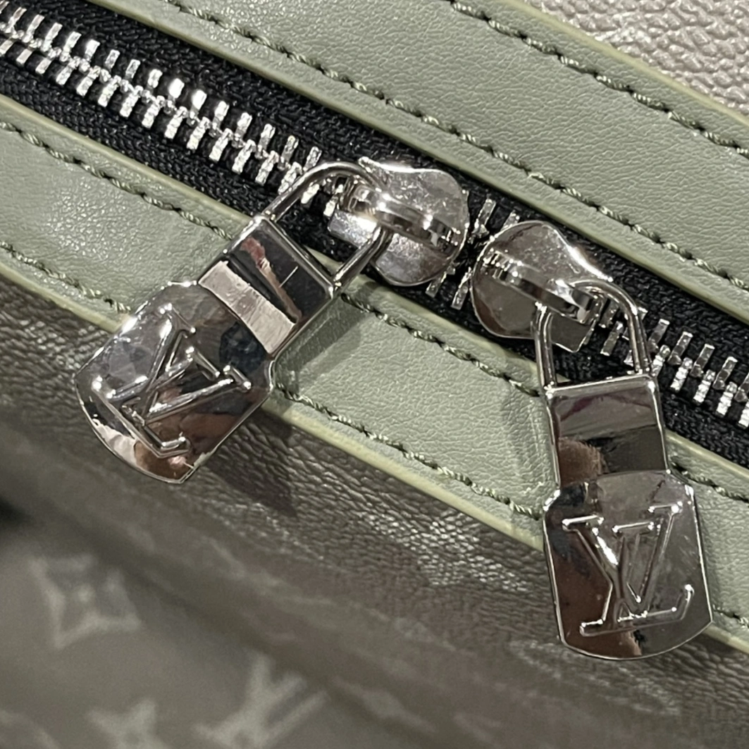 Louis Vuitton LV AAA Man Backpacks Classic 8452