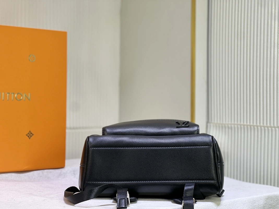Louis Vuitton LV AAA Man Backpacks HighQuality 4940
